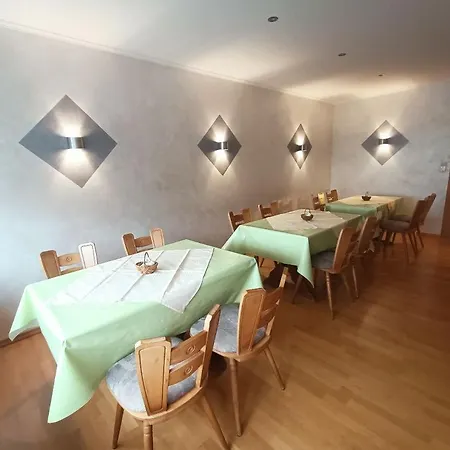 Weingut Lindenhof בית הארחה