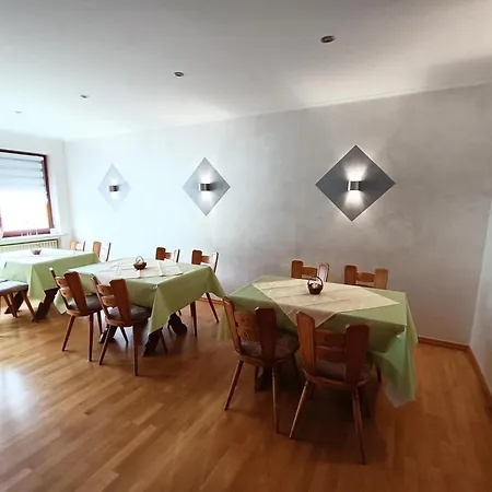 Weingut Lindenhof בית הארחה Thornich