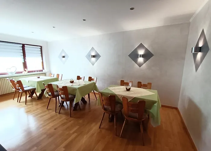 Weingut Lindenhof בית הארחה Thornich